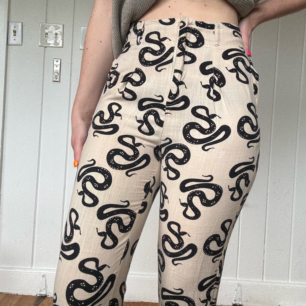 Cropped snake-patterned pants